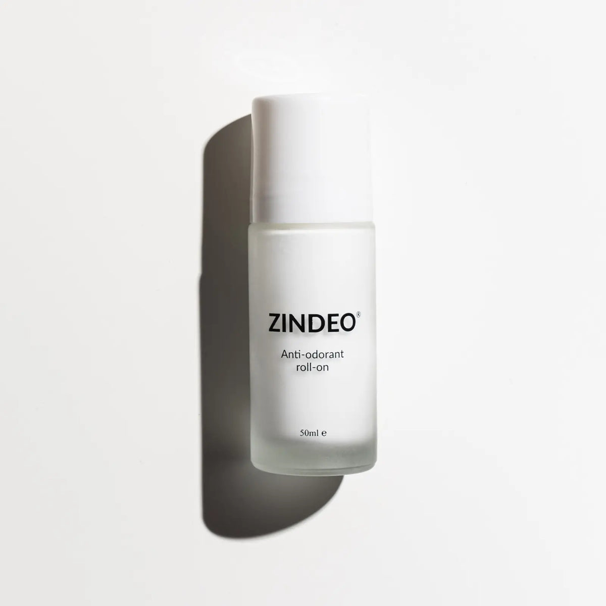 Skleněná lahvička ZINDEO Anti-odorant roll-on 50 ml na světlém pozadí